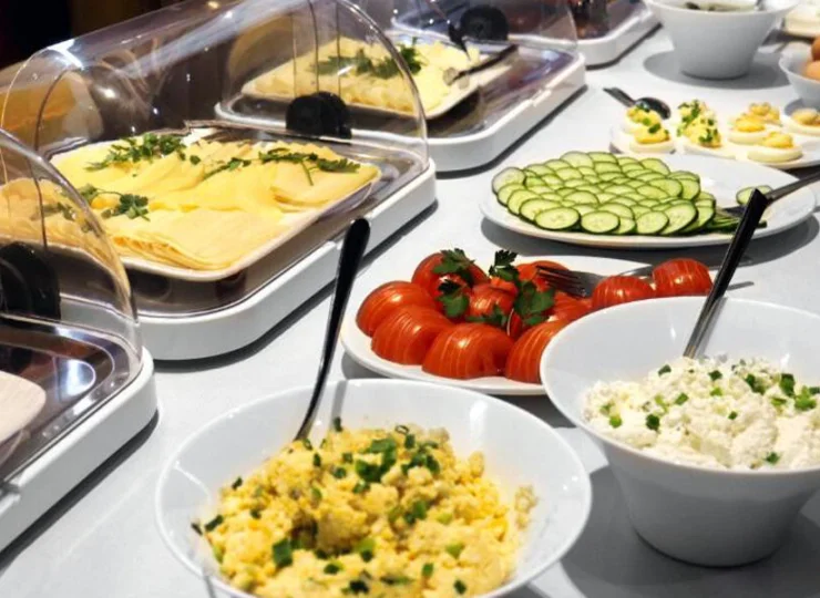 W obiekcie jest podawane śniadanie w formie bufetu