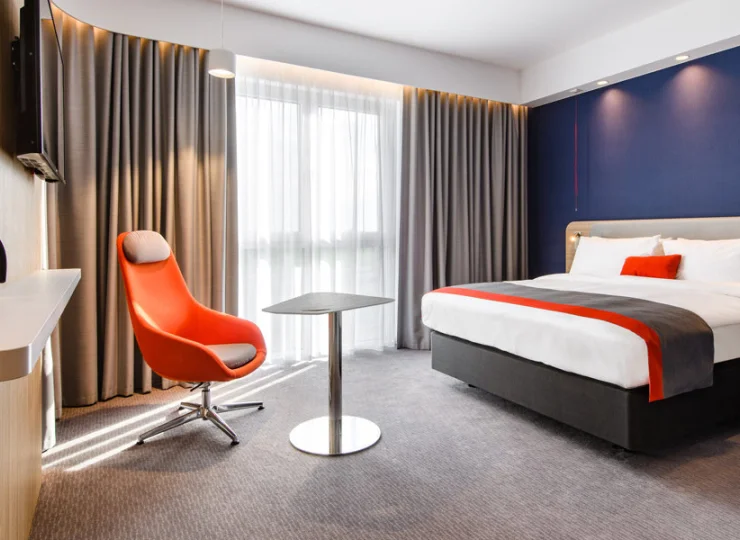 Klimatyzowany pokój typu queen ze smart TV oraz szybkim internetem