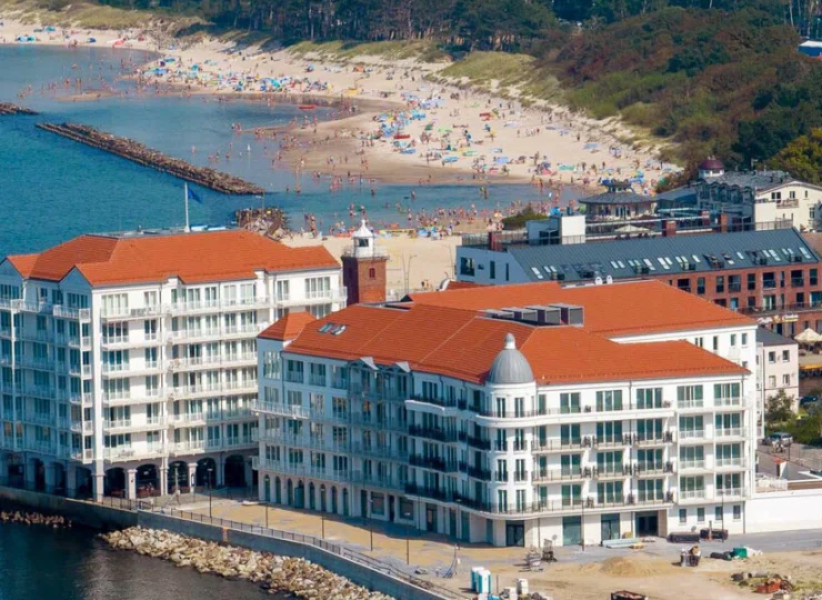 Po obu stronach obiektu rozciągają się piaszczyste plaże