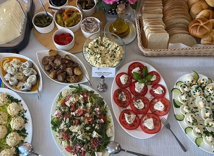 Śniadanie jest podawane w formie bufetu