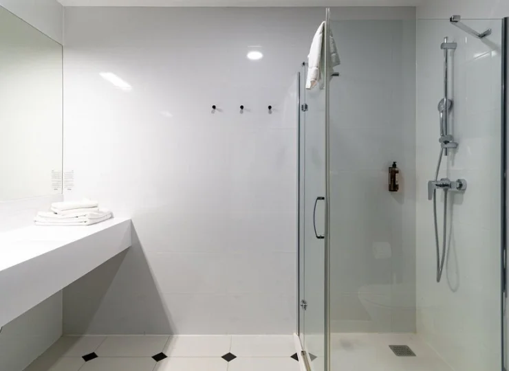  Każdy pokój ma prywatną łazienkę z prysznicem i ręcznikami