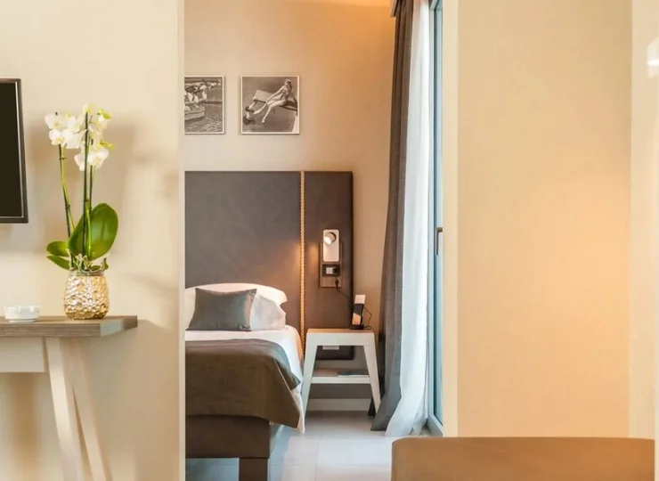 W każdym pokoju jest sejf i minibar