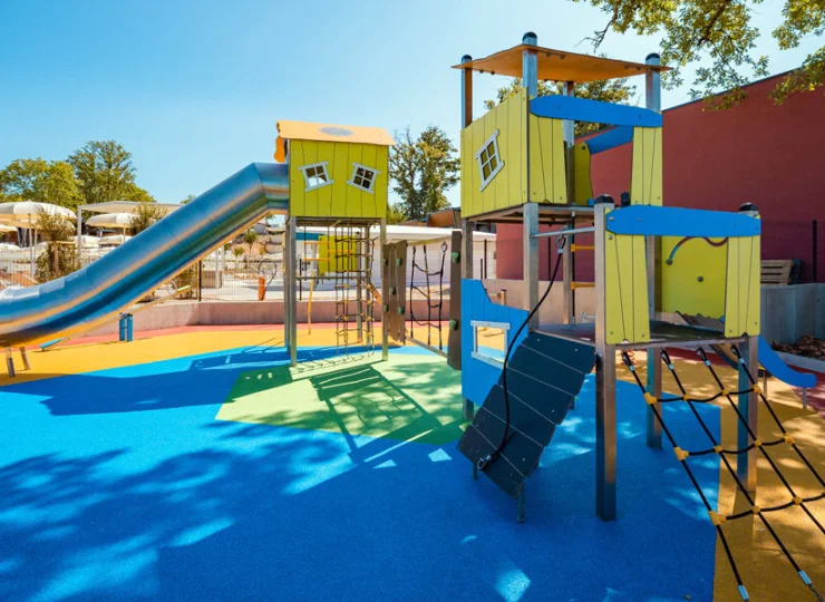 Przygotowano kilka placów zabaw, także zacienione