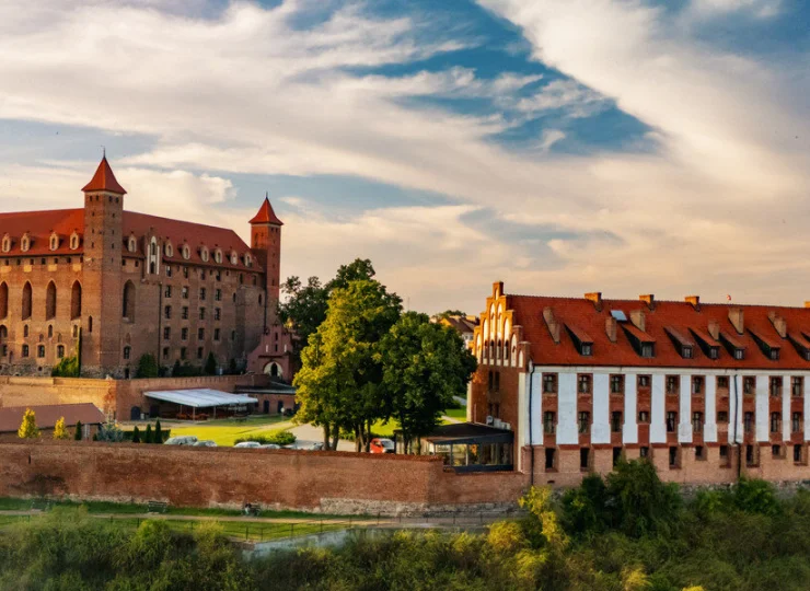 Po prawej stronie Pałac Marysieńki, wybudowany przez Jana III Sobieskiego