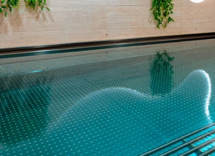 Hotel umożliwia także kąpiel w wewnętrznym basenie dla dzieci
