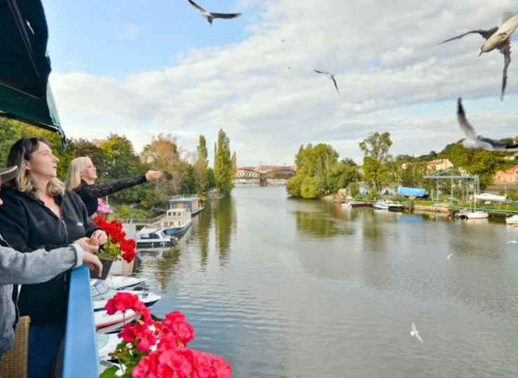 Botel Vodnik oferuje nocleg na rzece z widokiem na zabytkową Pragę