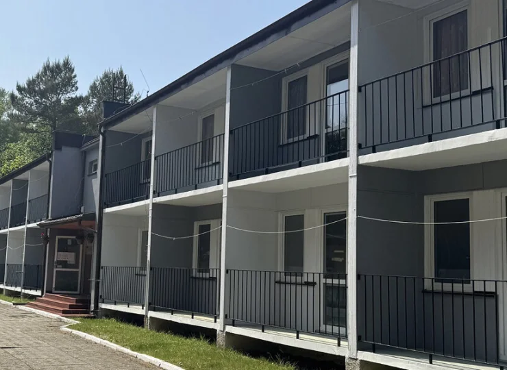 Obiekt położony jest w nadmorskim lesie, w cichej i spokojnej okolicy