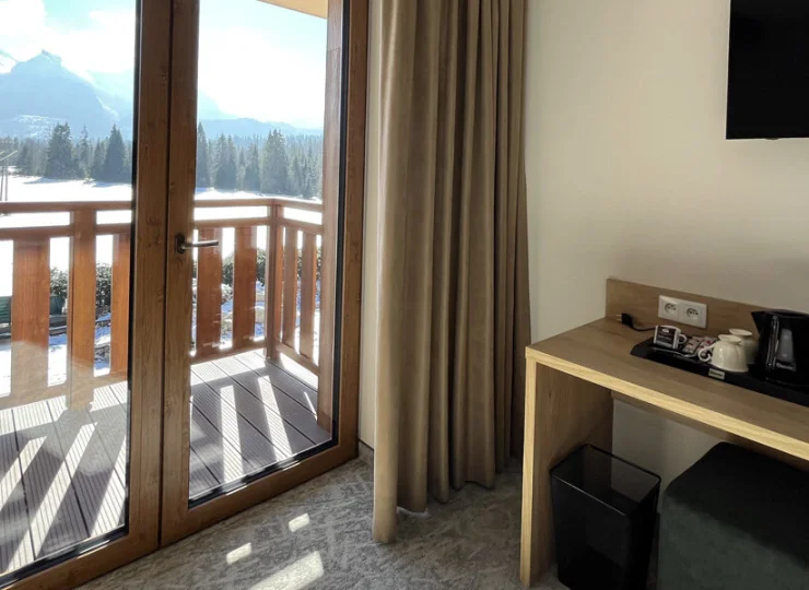 W każdym pokoju jest zestaw do parzenia kawy i herbaty