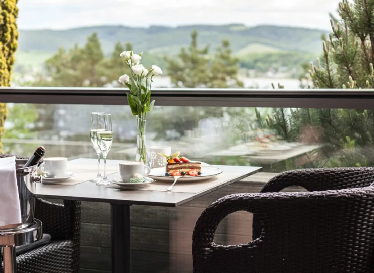 Sala restauracyjna jest przestronna i oferuje też miejsca na tarasie