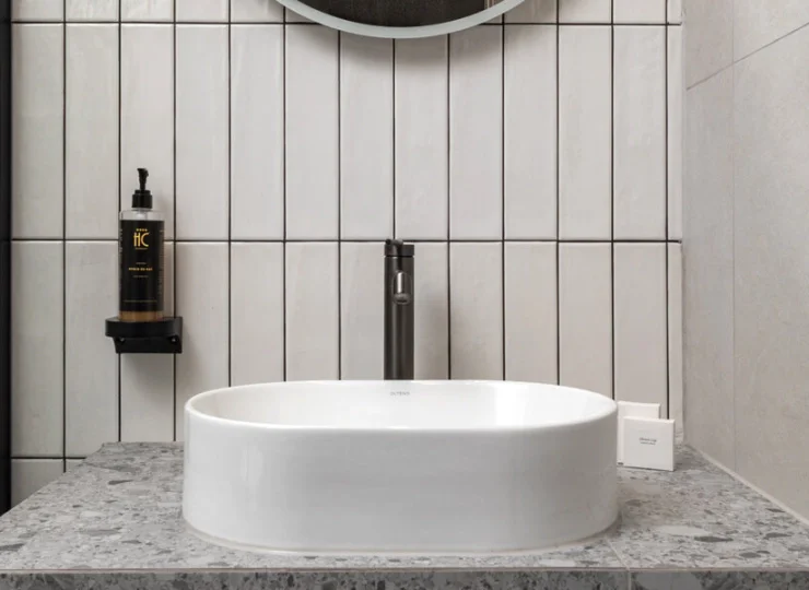 W łazience są m.in. suszarka do włosów, przybory toaletowe