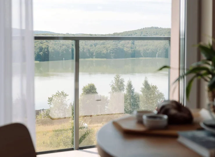 Z niektórych apartamentów możesz oglądać jezioro