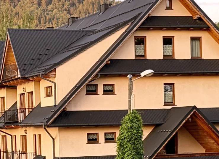 Pokoje mieszczą się w kilkupiętrowym budynku