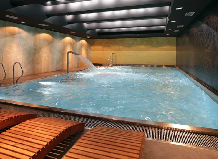 Przygotowano tutaj kryte baseny ze stanowiskami do hydromasażu