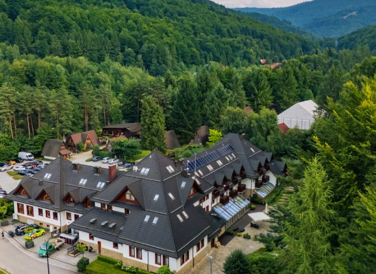 Tu zapomnisz o zgiełku! Hotel Czarny Groń jest zanurzony w Beskidzie Małym