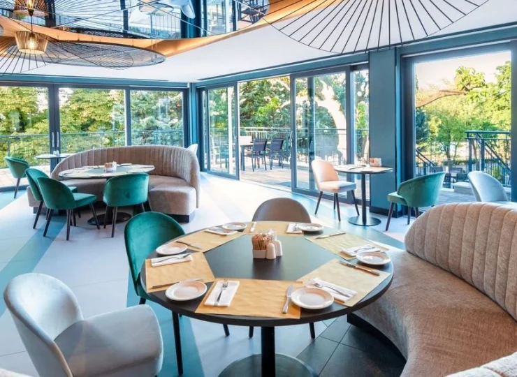 Posiłki uprzyjemniają eleganckie wnętrza i możliwość korzystania z tarasu