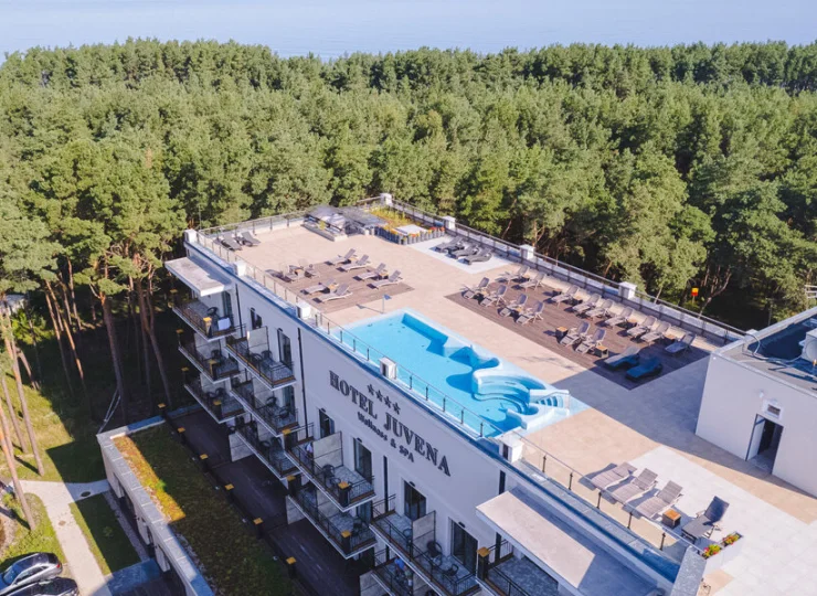 Hotel znajduje się w pierwszej linii zabudowy