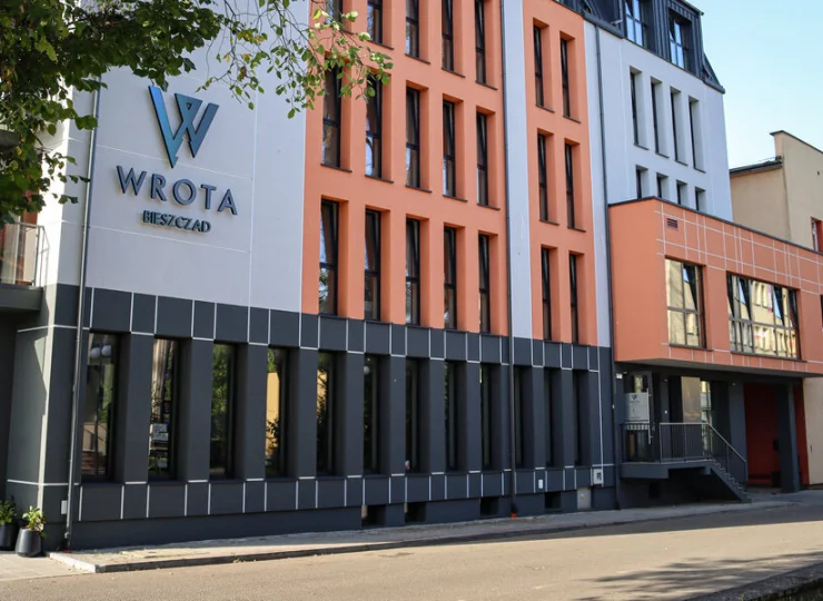 To apartamenty w nowoczesnym budynku