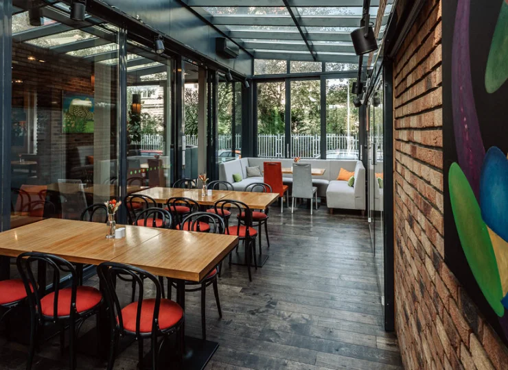 Hotel posiada zadaszony taras