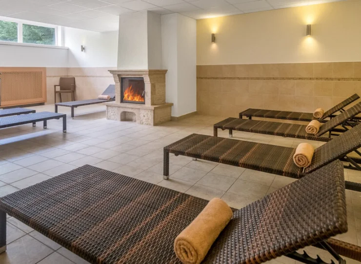 Po seansie w saunie można skorzystać z wypoczywalni z kominkiem