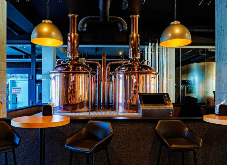 Wielkie kadzie czynią wystrój wnętrza wyjątkowym