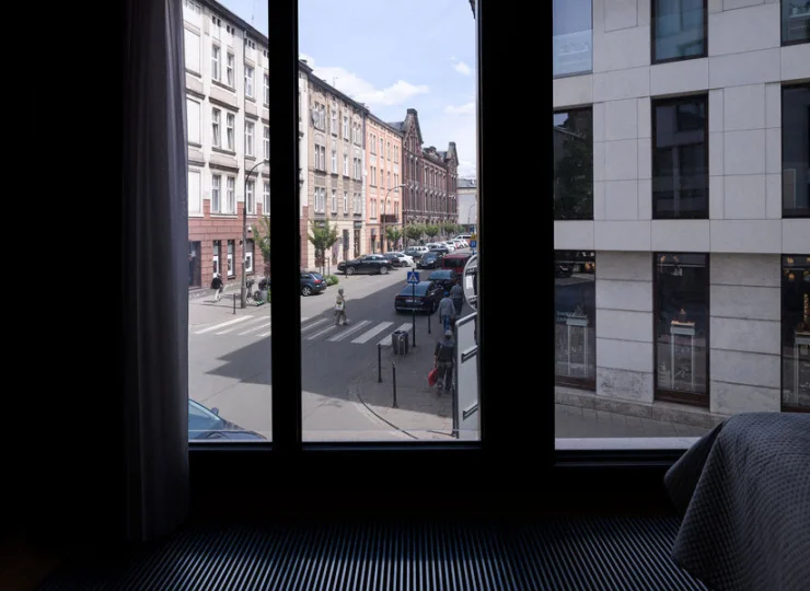 Ze studia deluxe rozciąga się panoramiczny widok na ulicę