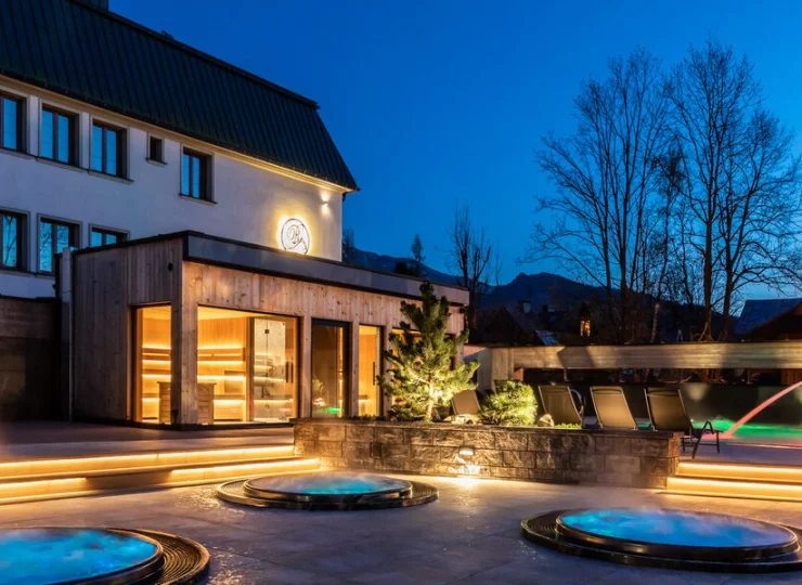 Obok basenu są 3 wanny jacuzzi