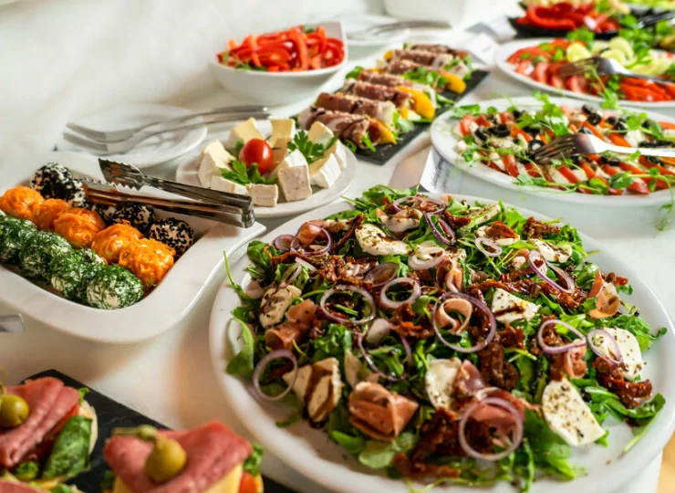 Bufet śniadaniowy jest urozmaicony i pełen smakołyków