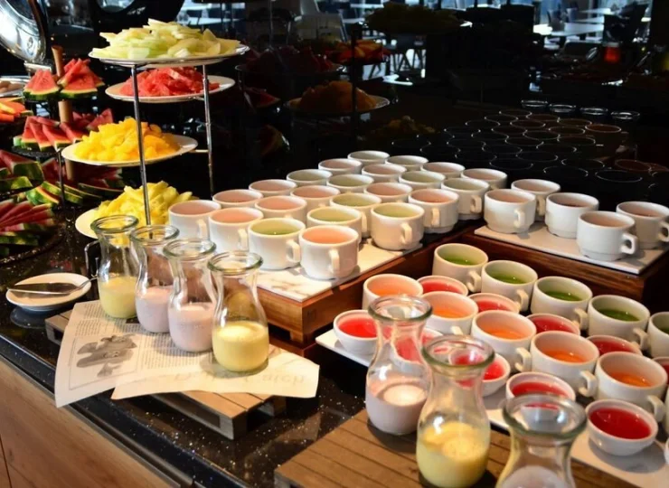 W bufecie jest także miejsce na słodkości i owoce