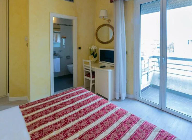 W pokoju jest minibar, smart TV, sejf, wifi oraz łazienka