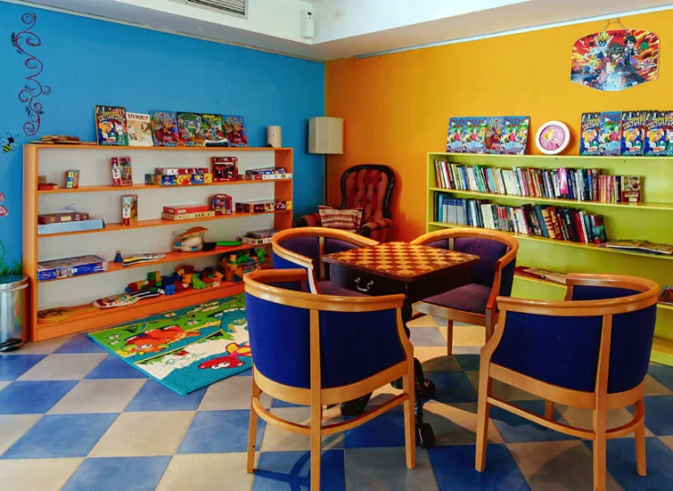 Jest także biblioteczka i kącik z planszówkami