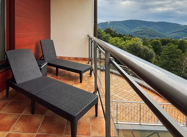 Pokoje De Lux i Premium posiadają balkon z widokiem na góry