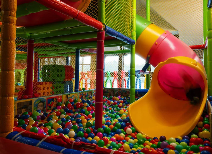 W jednej z nich jest małpi gaj, basen z kulkami i zjeżdżalnia