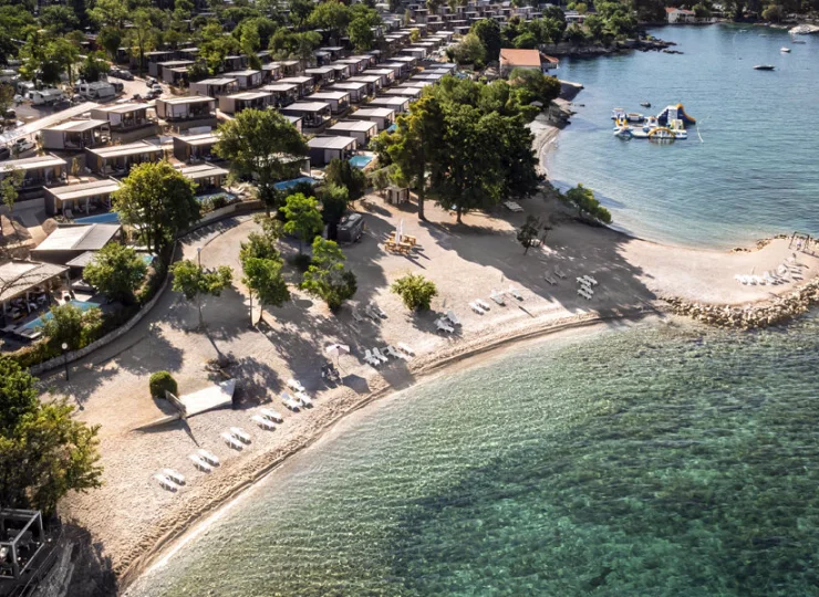 Plaża posiada łagodne zejście do wody - jest idealna dla rodzin z dziećmi