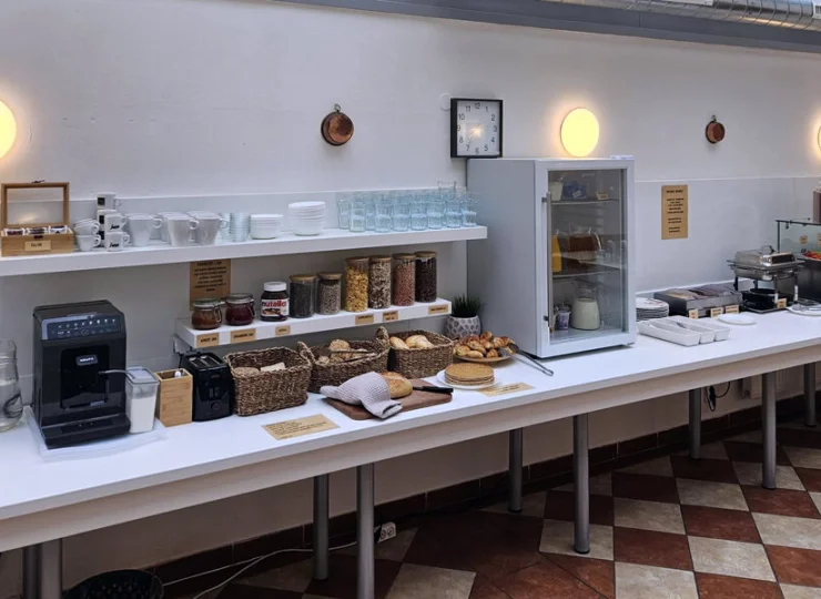 Bufet śniadaniowy jest urozmaicony