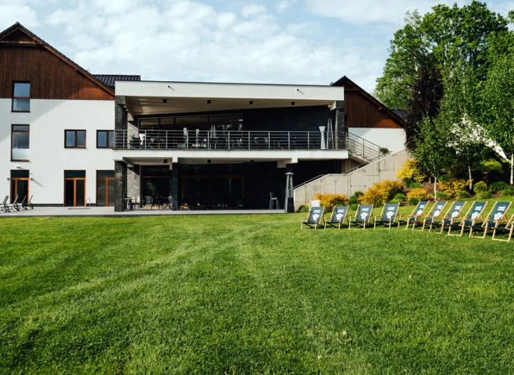 Hotel otoczony jest spokojnym terenem zielonym - idealnym na relaks