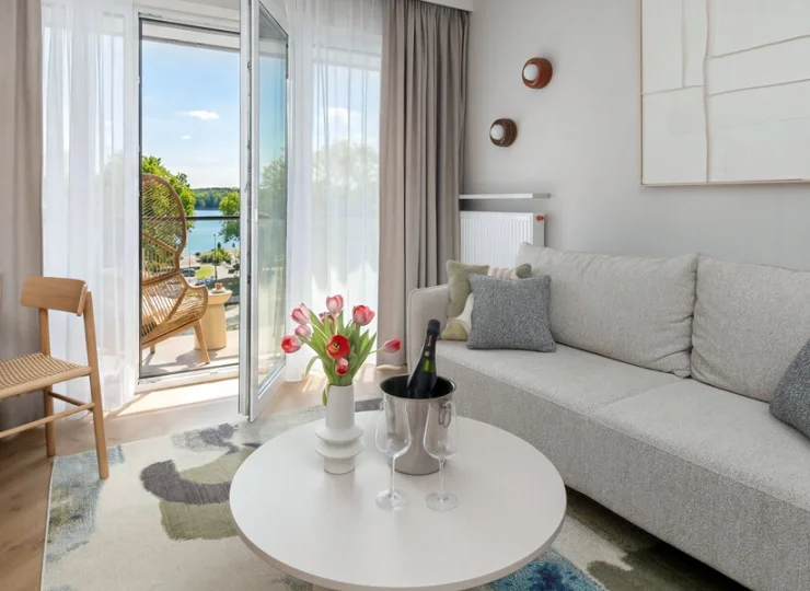 W pokoju dziennym jest rozkładana sofa i kącik TV