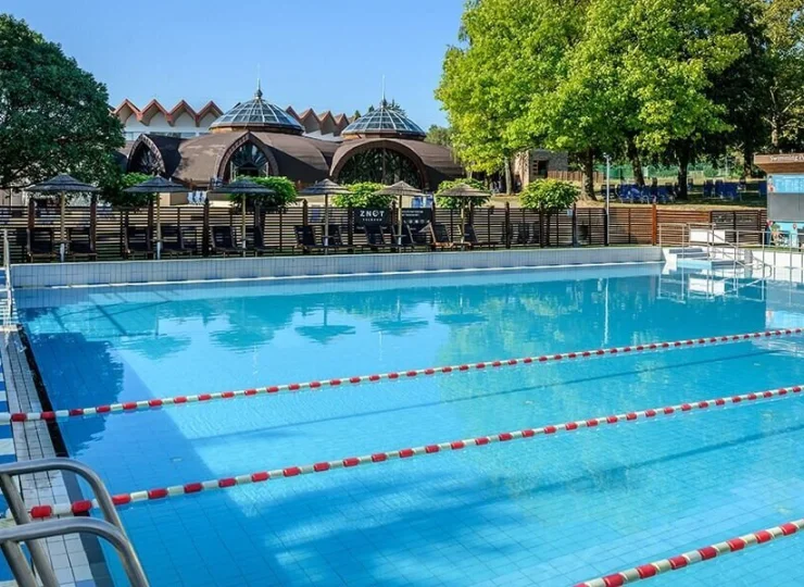 Na świeżym powietrzu jest też basen do pływania