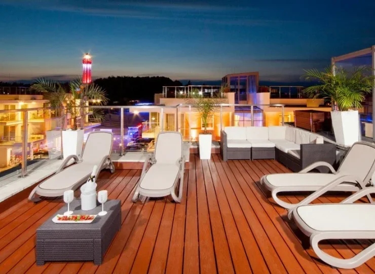 Z okien i tarasów kompleksu widać latarnię morską - jedną z atrakcji Niechorza