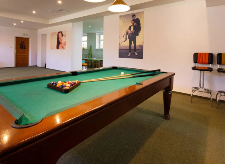 Stół do gry w bilard dla starszych