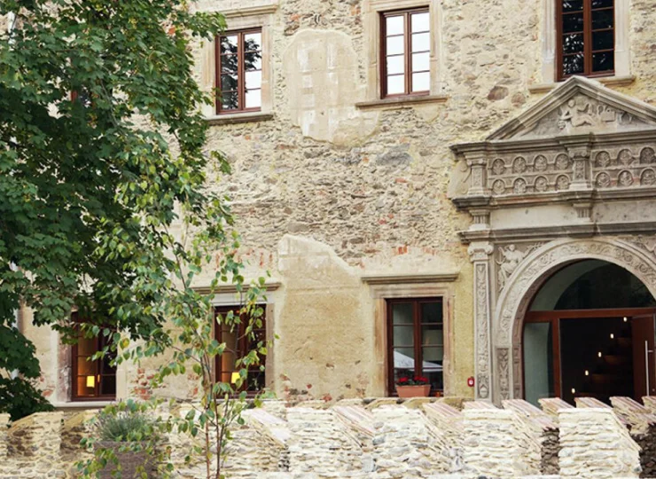 Obiekt zachwyca niepowtarzalną atmosferą XVI-wiecznego, renesansowego zamku