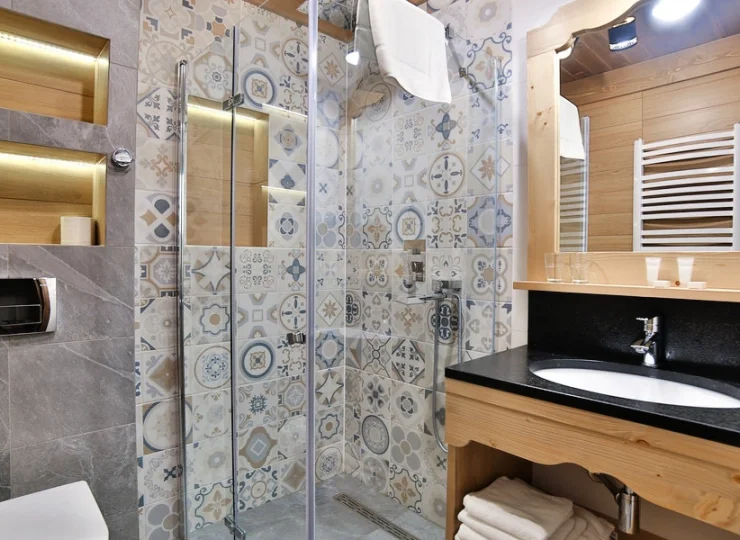 Łazienki wyposażono w suszarkę do włosów oraz komplet ręczników