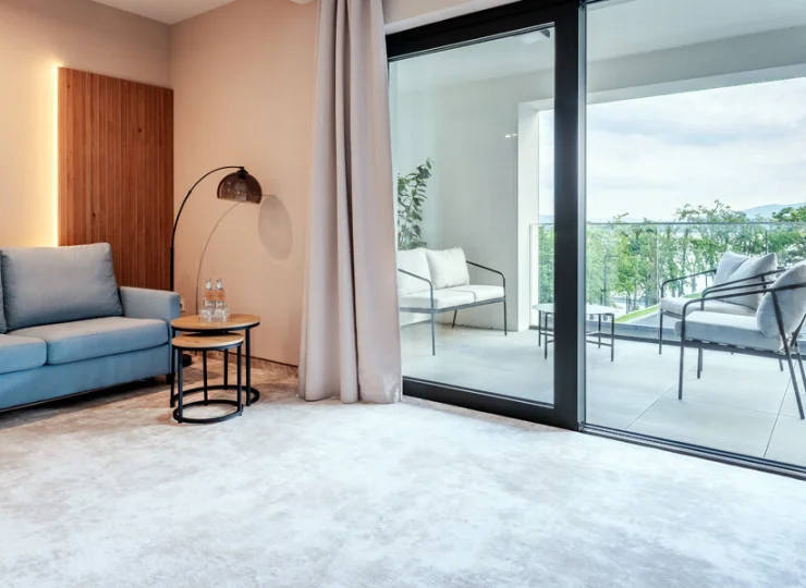 W każdym apartamencie jest pokój dzienny z kuchnią i jadalnią