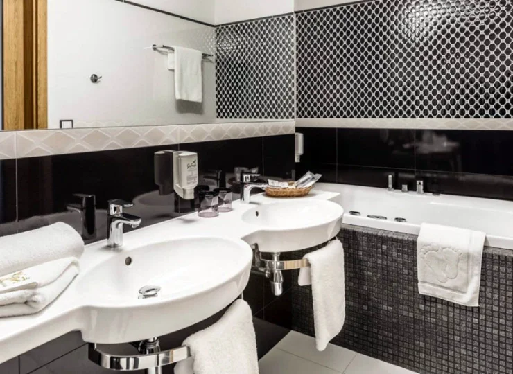 Każdy pokój posiada łazienkę z wanną i prysznicem oraz suszarką do włosów