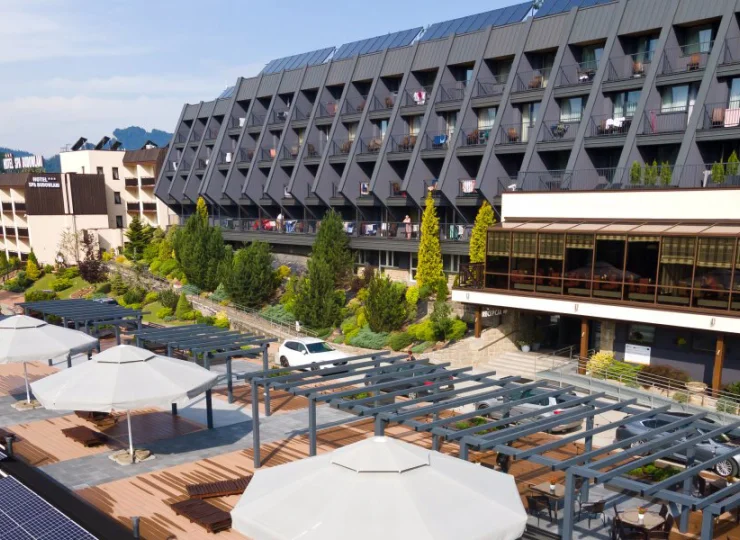 Hotel posiada duży taras słoneczny