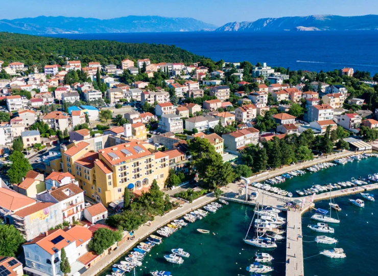 Znajduje się w bardzo malowniczej okolicy chorwackiego Kvarneru