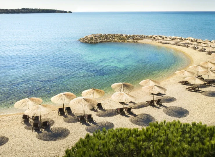 Goście mogą korzystać tutaj z uroków pięknej plaży