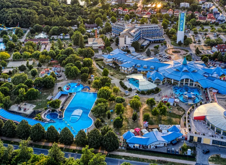 Atrakcją Sarvaru są rozbudowane termy
