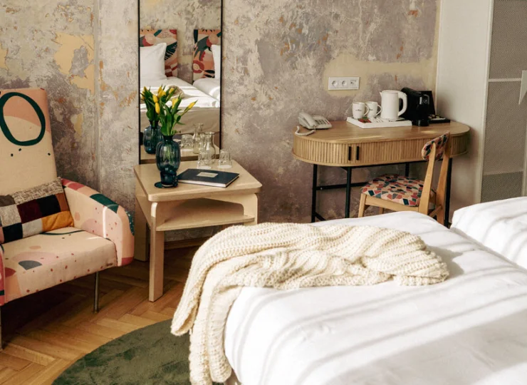 W apartamencie jest sypialnia oraz rozkładana kanapa