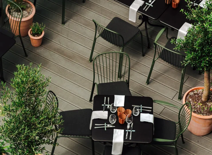 Możesz tu rozkoszować się posiłkami przy stolikach na zewnątrz