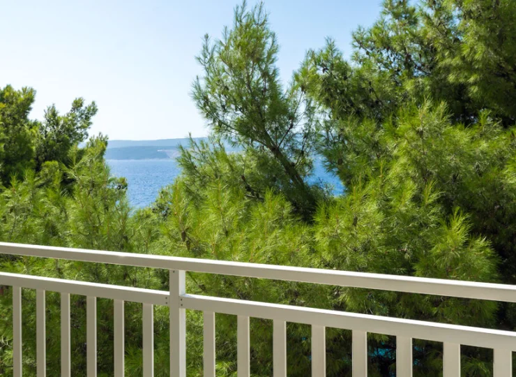 Balkon pokoju superior skierowany w stronę morza